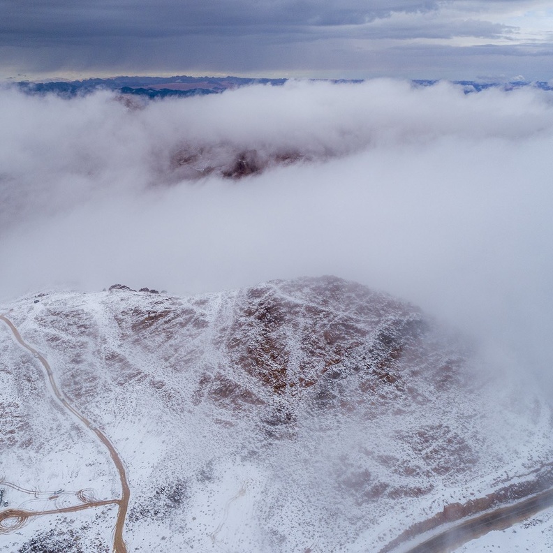 الغيوم تزيد من جمال المشهد في جبل اللوز - المصدر @mohamd_alshrif_0.