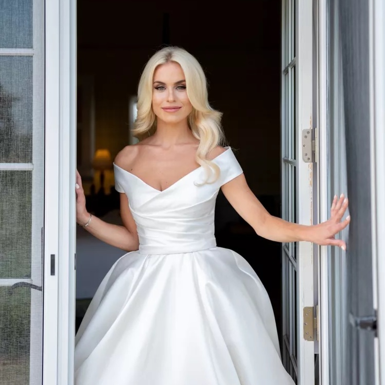 ياقات عمودية لفساتين الزفاف