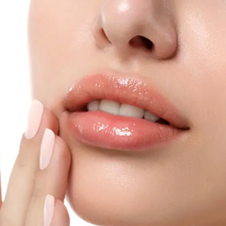 يجب معرفة أسباب جفاف الشفاه لتجنبها.png