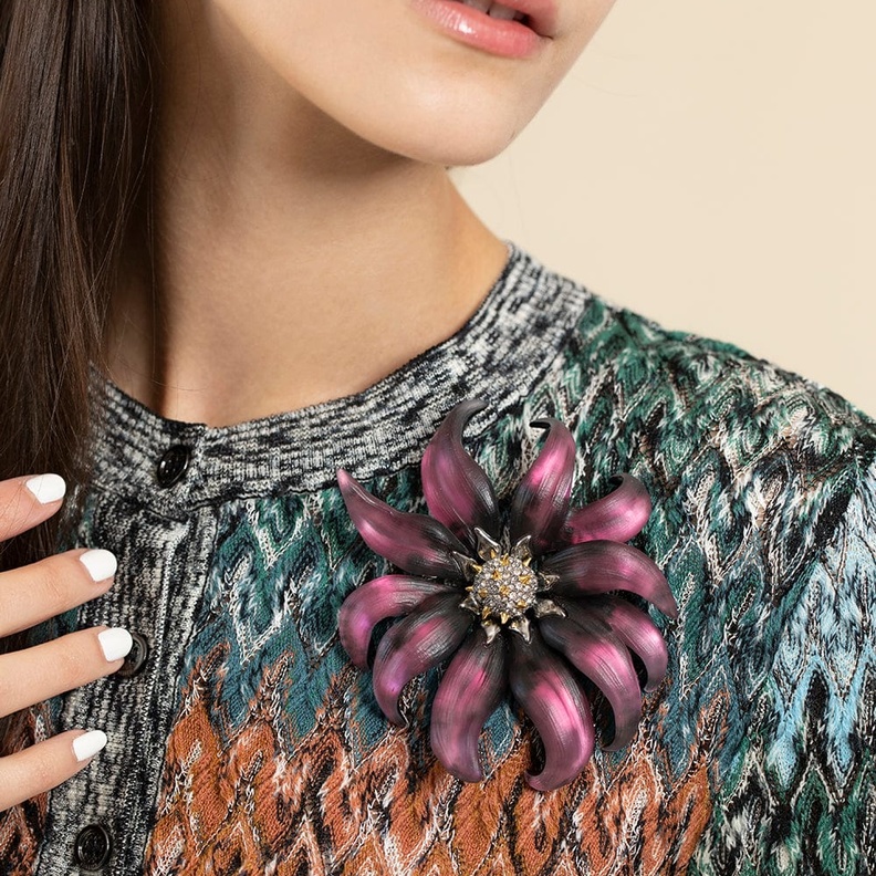 بروش Magenta Burnt Fleur Flower من ALEXIS BITTAR