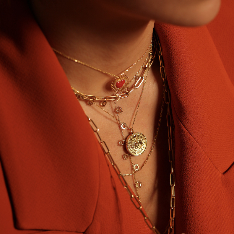 هذه هي تصاميم المجوهرات الملائمة لإطلالة اللون البرتقالي