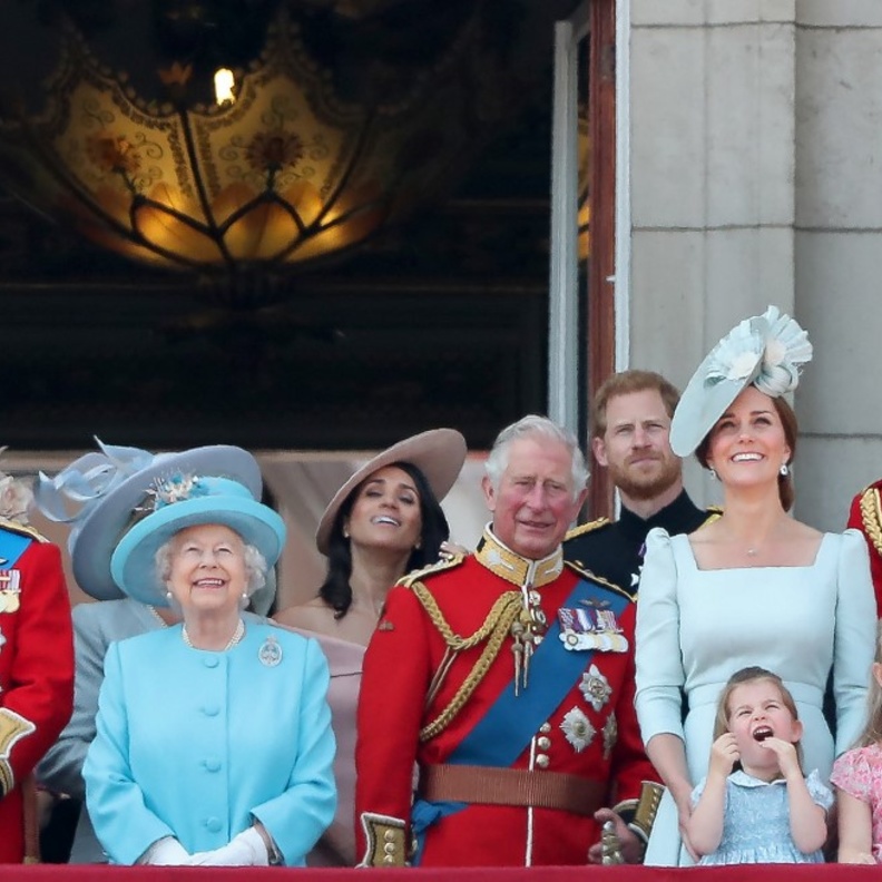 الملكة إليزابيث الثانية نسقت مع زوجة حفيدها كيت ميدلتون فساتين باللون الأزرق