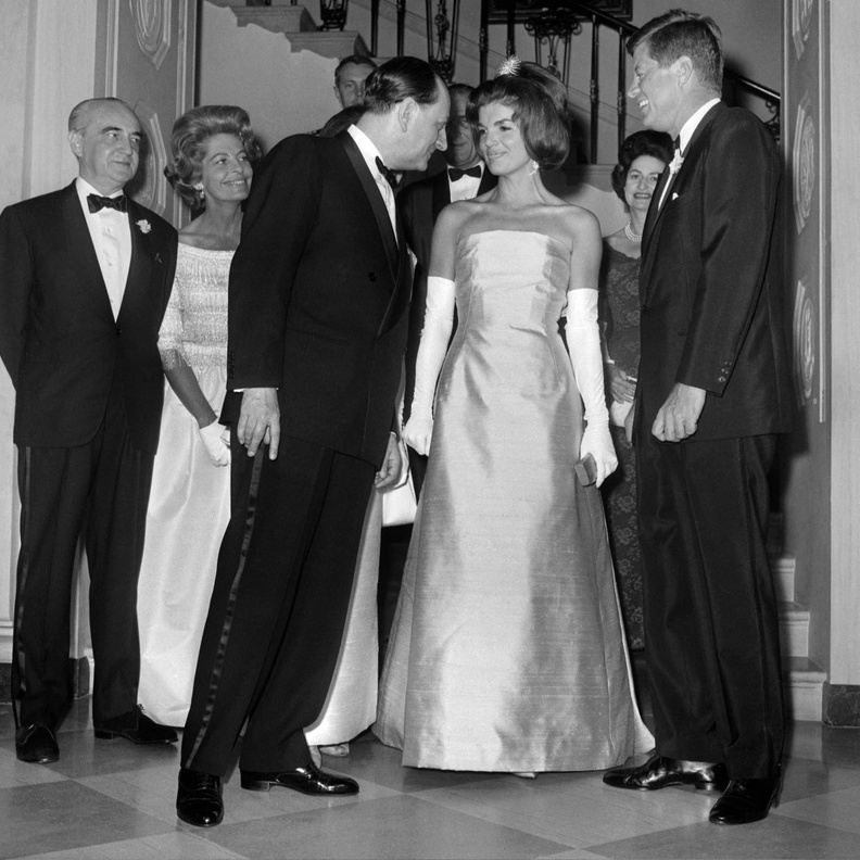 جاكي كينيدي أيقونة حيّة في عالم الموضة والأزياء