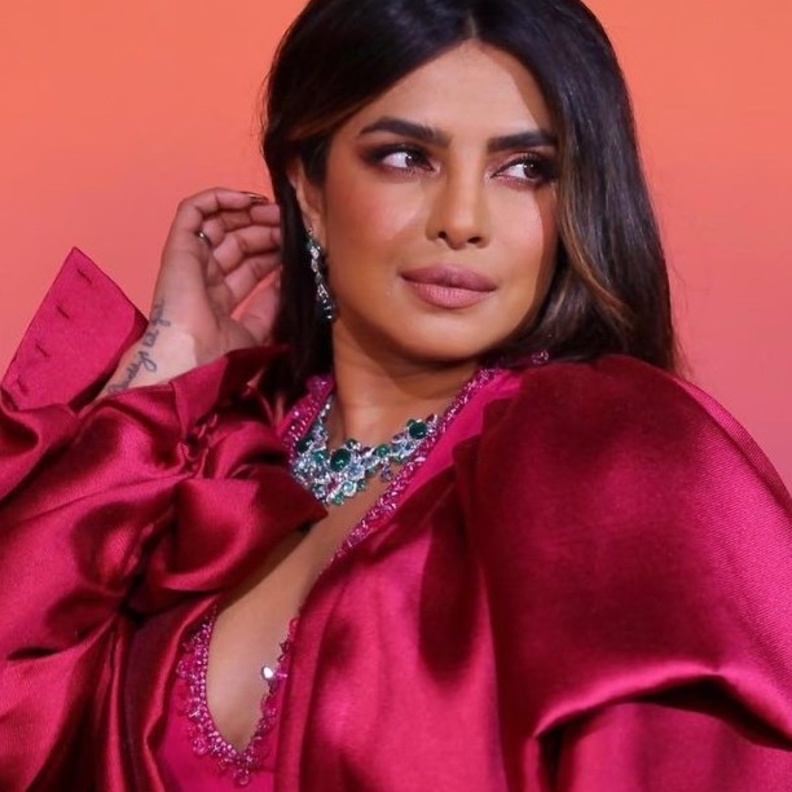 اطلالة بريانكا شوبرا بمكياج وردي