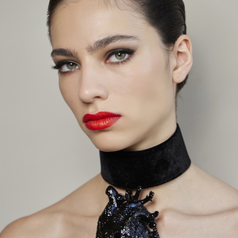 اختاري 10 مستحضرات أساسية للصبايا في مناسبات نهاية العام