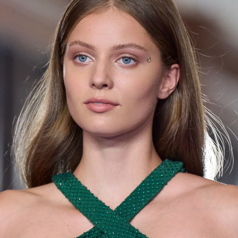 اختياراتنا لهدايا مناسبات نهاية عام 2022 .. عطور مميزة للصبايا في العشرينات