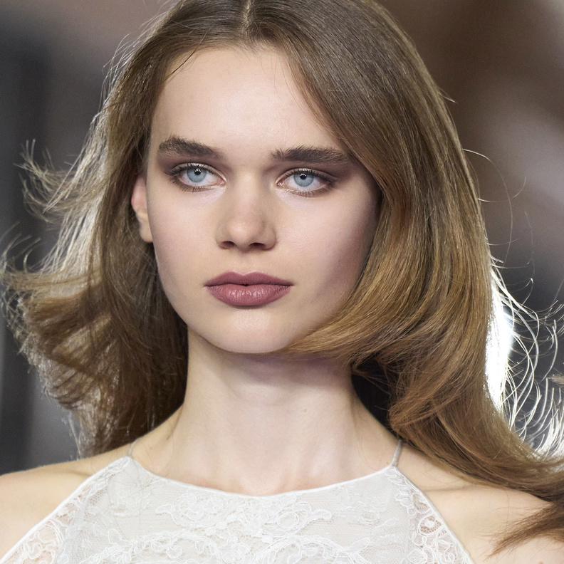 أفضل طرق إزالة المكياج وأهم فوائدها على البشرة