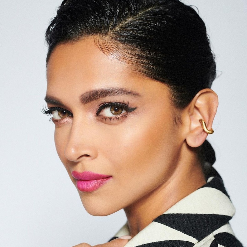 جولة على أجمل رسمات الآيلاينر للنجمات العالميات في عام 2022 وأسرار تطبيقها بإحترافية