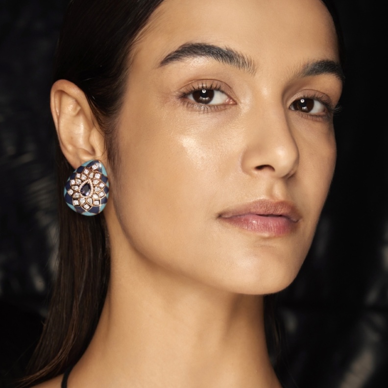 تخلصي من خلايا الجلد الميتة عن طريق تجديد البشرة