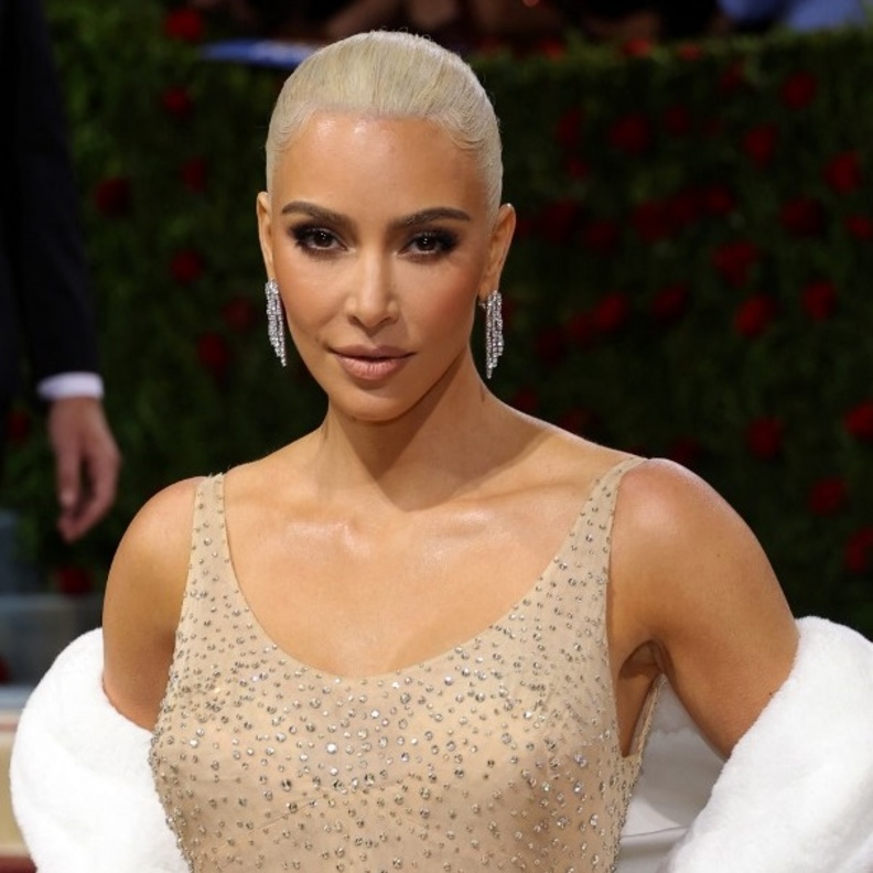 جولة على إطلالات كيم كارداشيان الجمالية عام 2022
