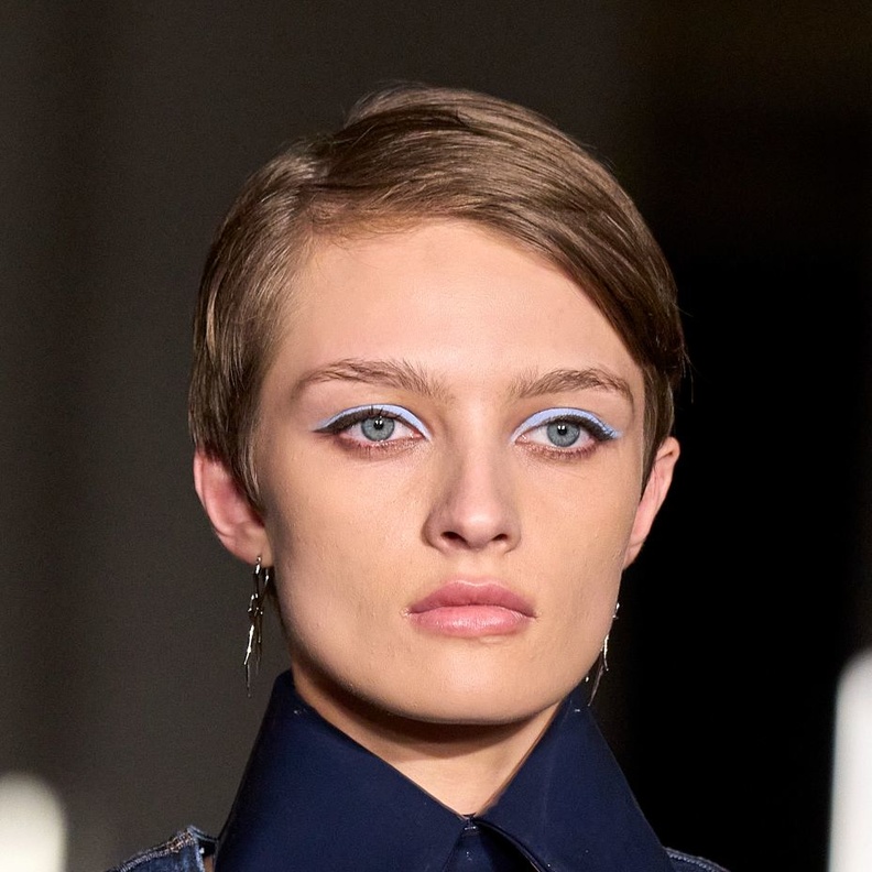 رسمات مكياج مع اللون الازرق الفاتح من دار Christian Siriano