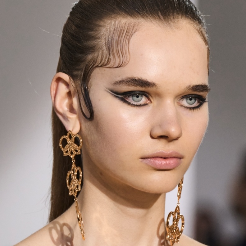 صيحة الآيشادو الاسود تحت العينين من وحي Georges Hobeika