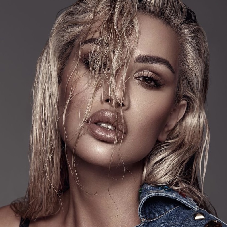 صور تغييرات ملفتة في إطلالات مايا دياب على مر السنين