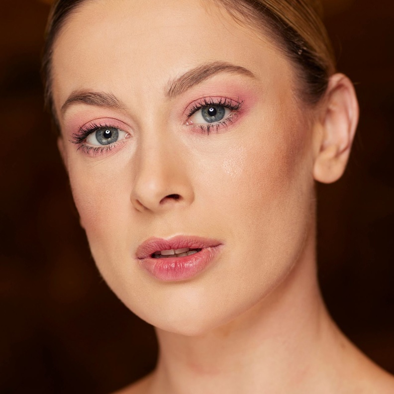 مستحضرات تجميل لتطبيق مكياج طبيعي