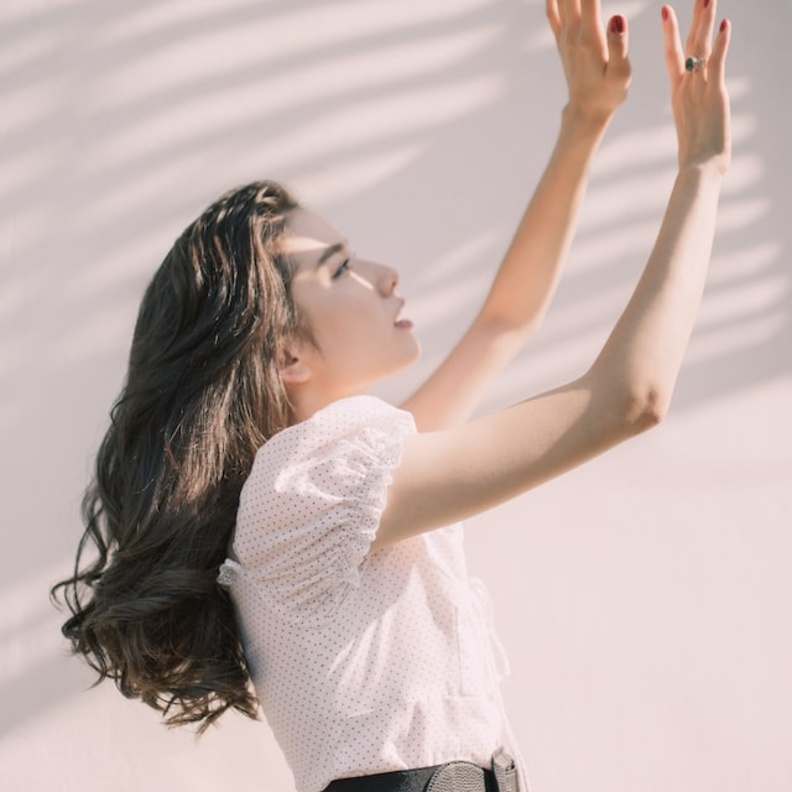 طرق فعالة ومجربة لشد ترهلات الذراعين طبيعياً