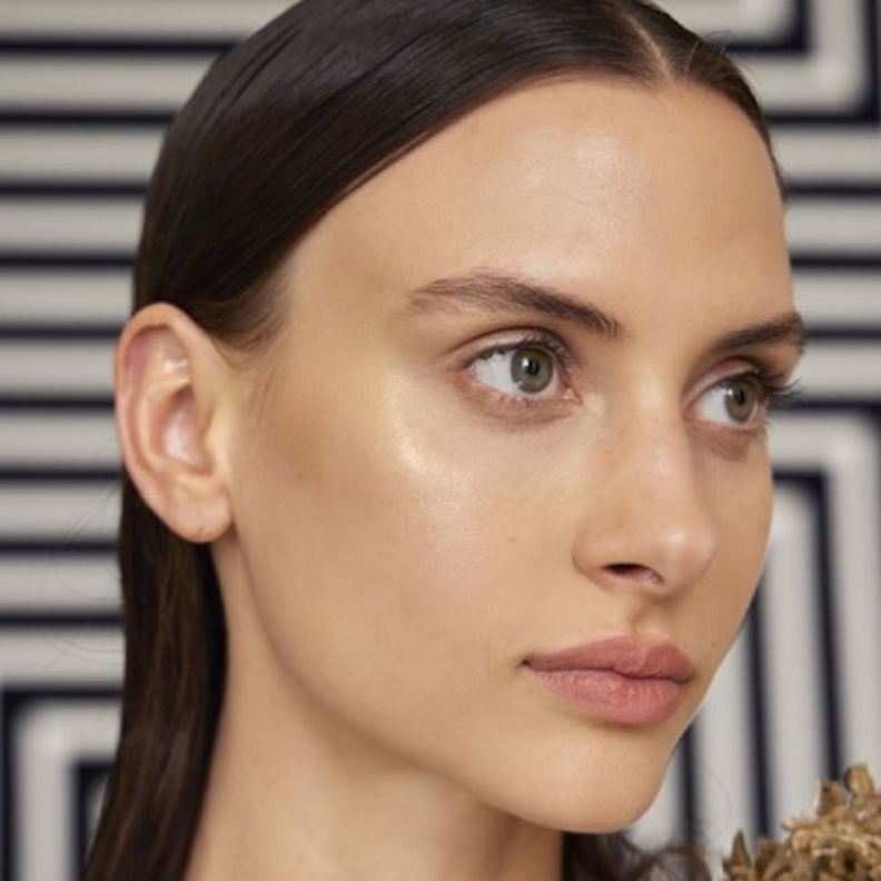 دليلك الجمالي حول أحماض العناية بالبشرة وأهمية استخدامها بشكل منتظم