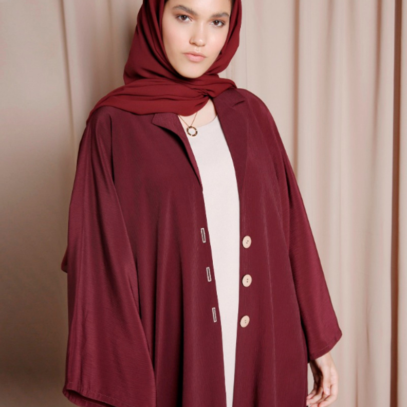 تصميم أنيق لعباية Sole بلون البوردو والمزيّنة بأزرار بارزة بلون البيج