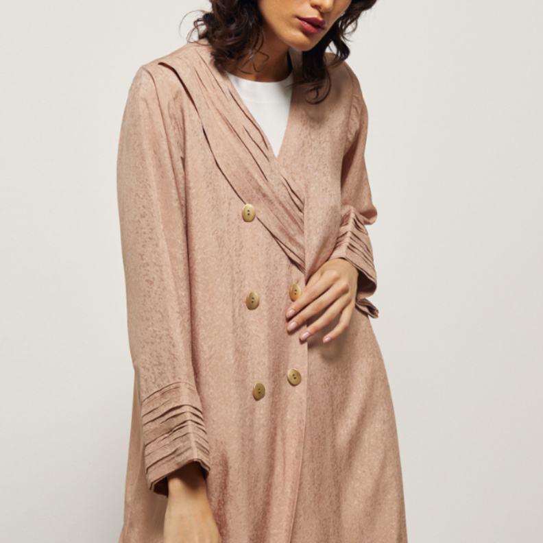 بساطة وأناقة العباية البيج الفريدة من تصميم دار عبايات WA Dubai