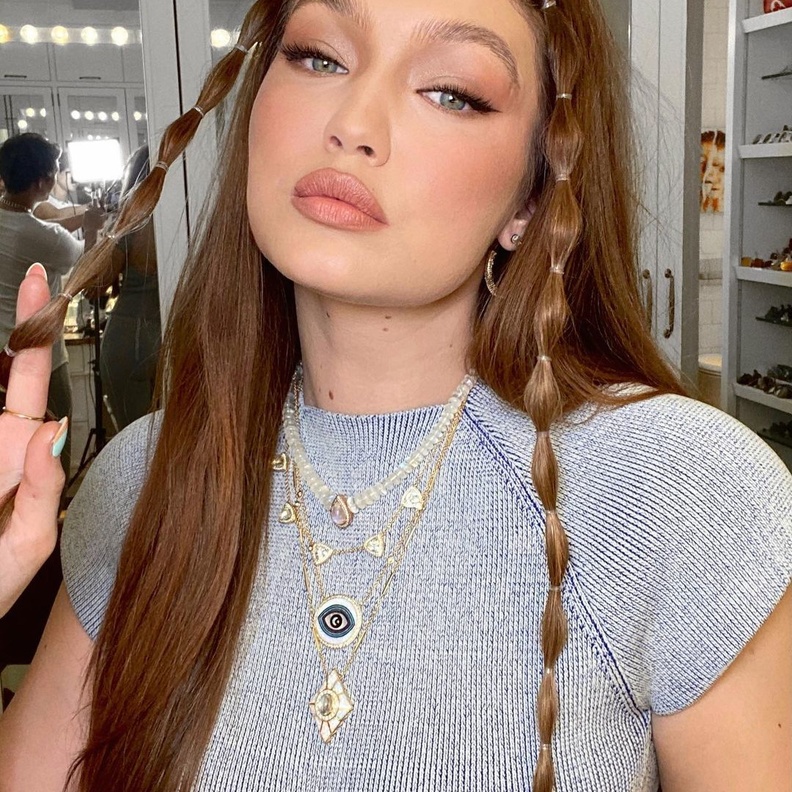 بمناسبة اليوم العالمي للغة العربية جيجي حديد تفتخر بأصولها الشرقية بمجوهرات ذات تصميمات عربية