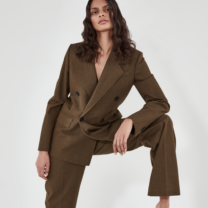 جلسة تصويرية خاصة بـــ "هي" ودار BOTTEGA VENETA تحت عنوان رقيّ كل يوم