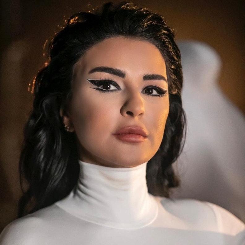 رسمات مكياج عيون بارزة تصدرت إطلالات النجمات العرب في حصاد 2022