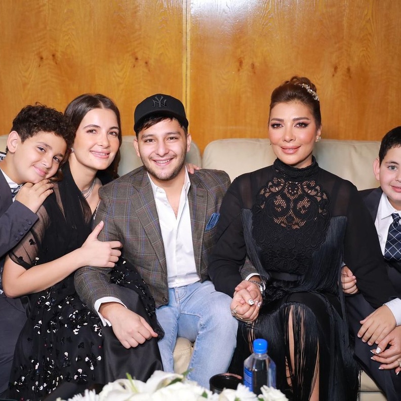 مشاهير يتفاخرون بروابطهم الأسرية القوية..إليكم أجمل اللقطات العائلية لهم هذا العام