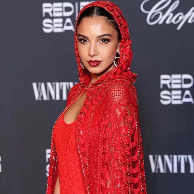 إطلالات النجمات مع أغطية الرأس خلال تواجدهن بالسعودية