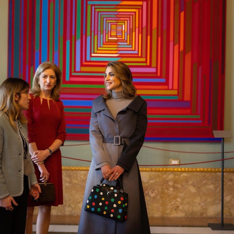 4 إطلالات جديدة للملكة رانيا أثبتت من خلالها أناقتها الاستثنائية بين الملكات