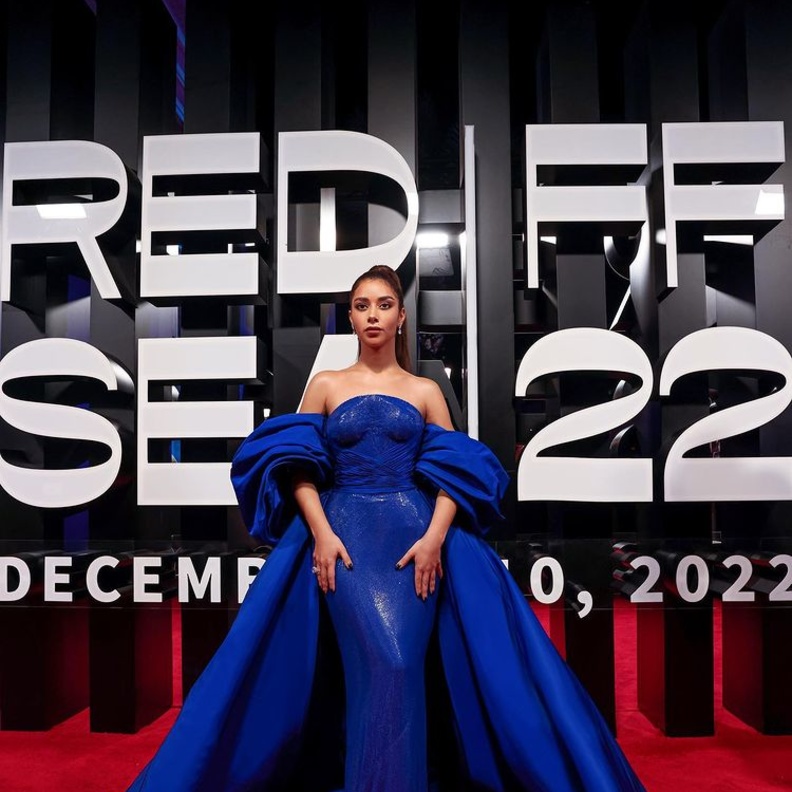 إطلالة ساحرة باللّون الأزرق من Versace