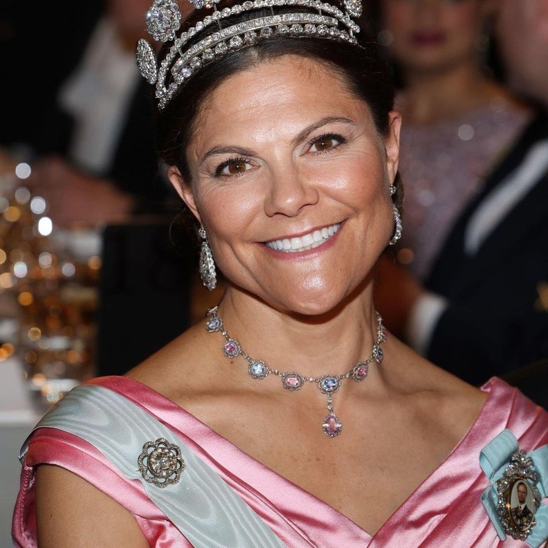 الأميرة فيكتوريا تتألق بتاج من الألماس في حفل نوبل