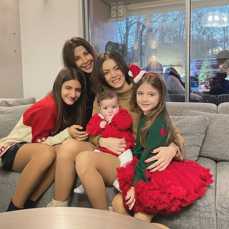 نانسي عجرم مع زوجة شقيقها