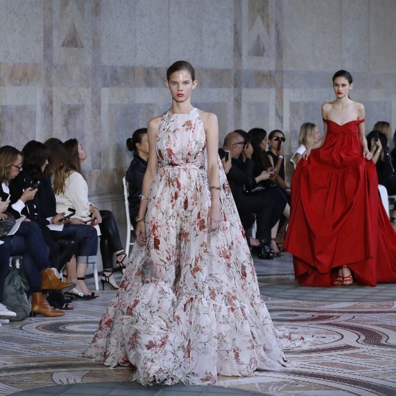 رحلة في عالم الأناقة الخالدة للمصمّم جيامباتيستا فالي!