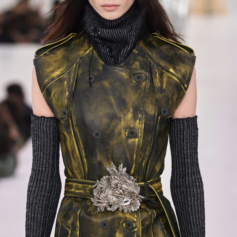 قفازات طويلة باللون الرمادي من أكني ستوديوز Acne studios