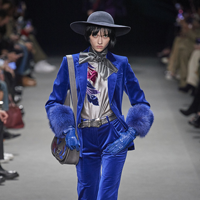 بذلة بأقصى درجات الإشراق الزاهي باللون البرتقالي من "أكريس"  Akris