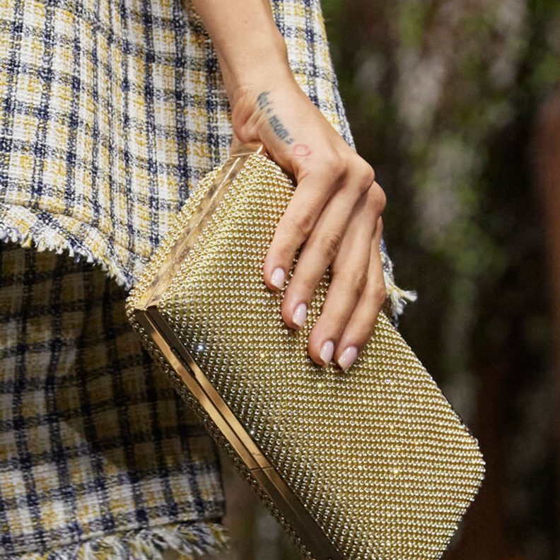 حقيبة لافتة باللّون الذهبي من Alls