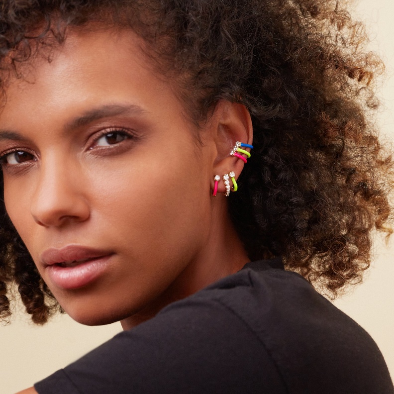 أروع الأقراط المطلية بالمينا لإطلالة يومية ساحر