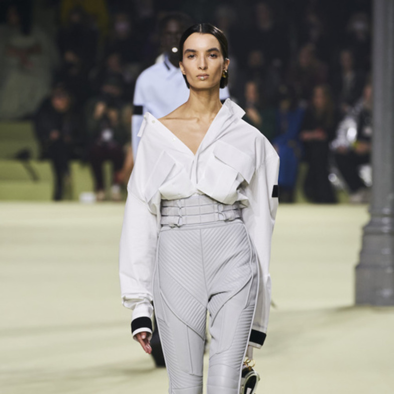 أفكار مميزة لتنسيق البنطلون الجلد في شتاء 2023