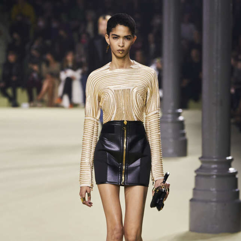 بلوزة ميتاليكية باللّون الذهبي بتنسيق لافت من Balmain