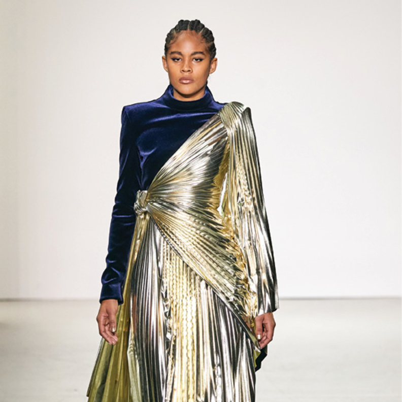 التأثيرات المعدنية الفائقة سترافقك من النهار إلى الليل في مناسبات نهاية العام