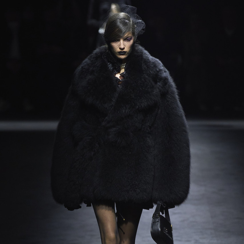 معاطف فاخرة لتنسقيها فوق اطلالاتك الرسمية في مناسبات رأس السنة