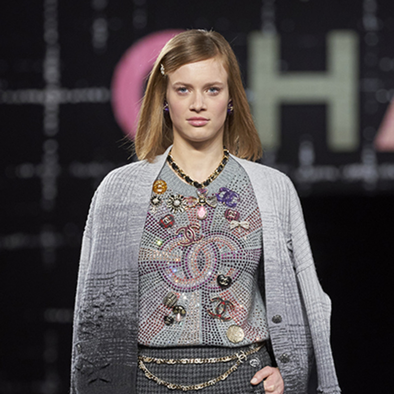 التفاصيل المزخرفة لتعزيز جاذبية إطلالاتك في شتاء 2023