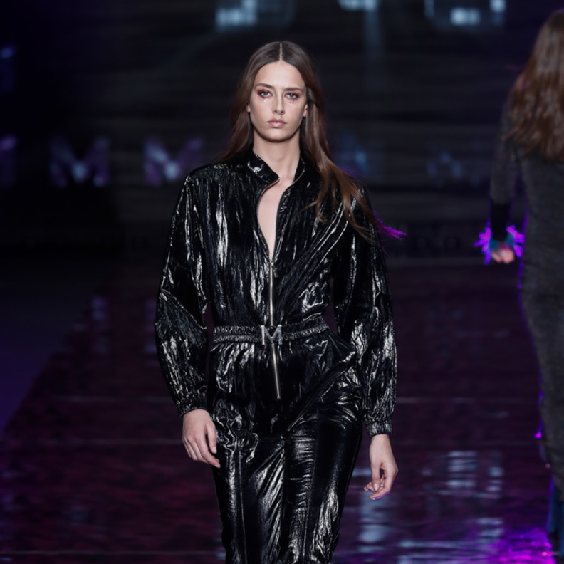 جمبسوت أسود لافت من Casademunt