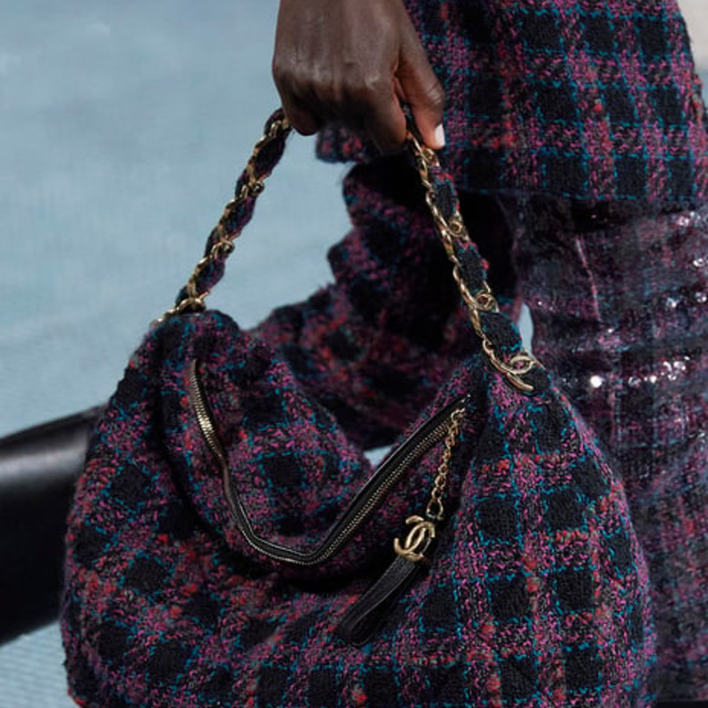 حقائب بنقشات متنوعة صيحة خريفية مميّزة بتصاميم عصرية أنيقة