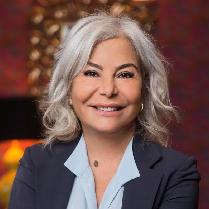 تفاصيل جائزة Unlock Her Future  لتمكين السيدات ودعم أفكارهن المبتكرة في جميع أنحاء العالم