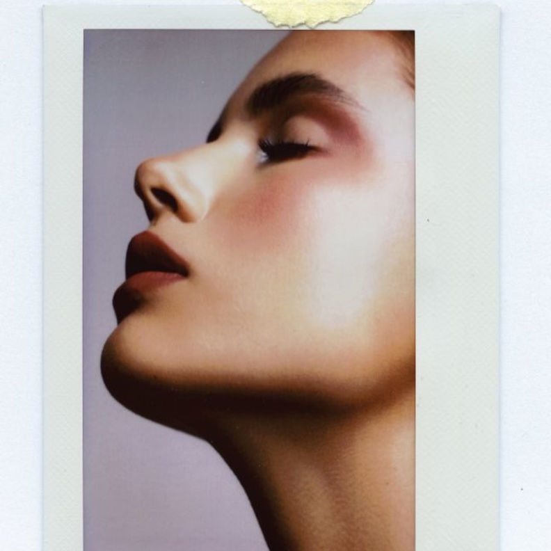 اطلالات جمالية ساطعة لموسم مناسبات نهاية العام من  "ديور" Dior في جلسة تصويرية خاصة لـ "هي"