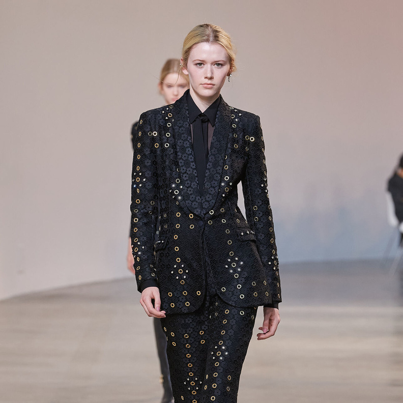 بدلات رسمية سوداء في شتاء 2023