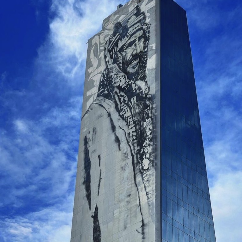 الفنان السعودي محمد العمار يرسم أكبر لوحة جدارية بالعالم