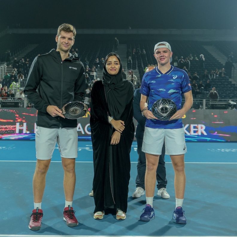 الأميرة نجلاء بنت عبدالرحمن تتوج الفائز بكأس الدرعية للتنس 2022