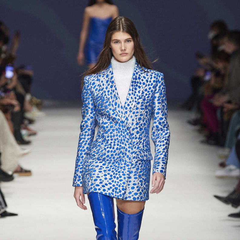 صيحة الفساتين المقلمة مع البوتات الجلدية العالية