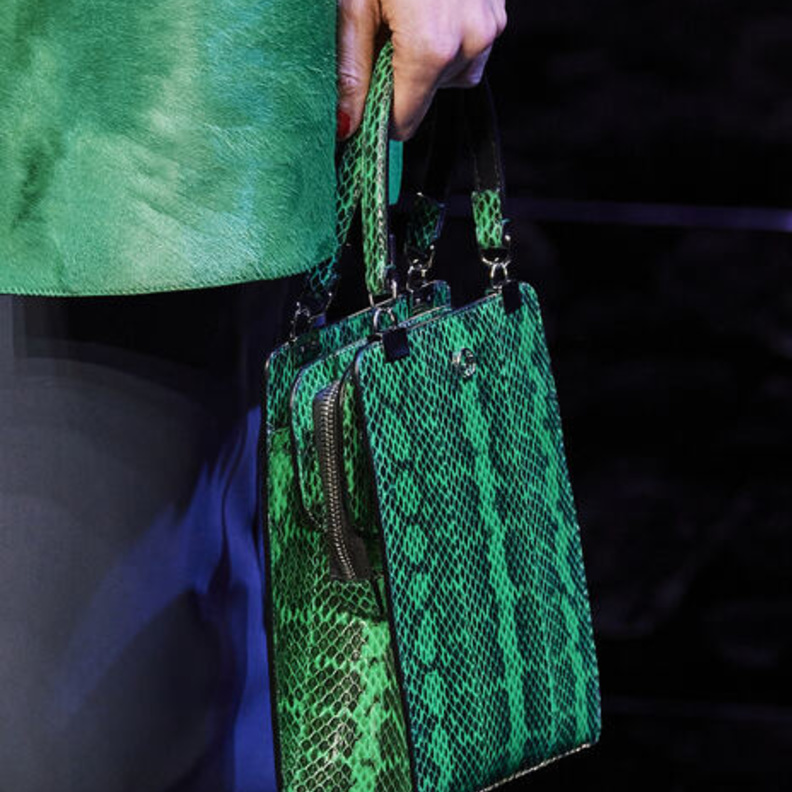 حقيبة باللّون الأخضر المميّز من Giorgio Armani